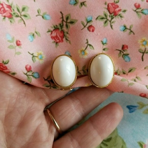 Relisted - vintage clip earrings white and gold tone - Picture 2 of 7